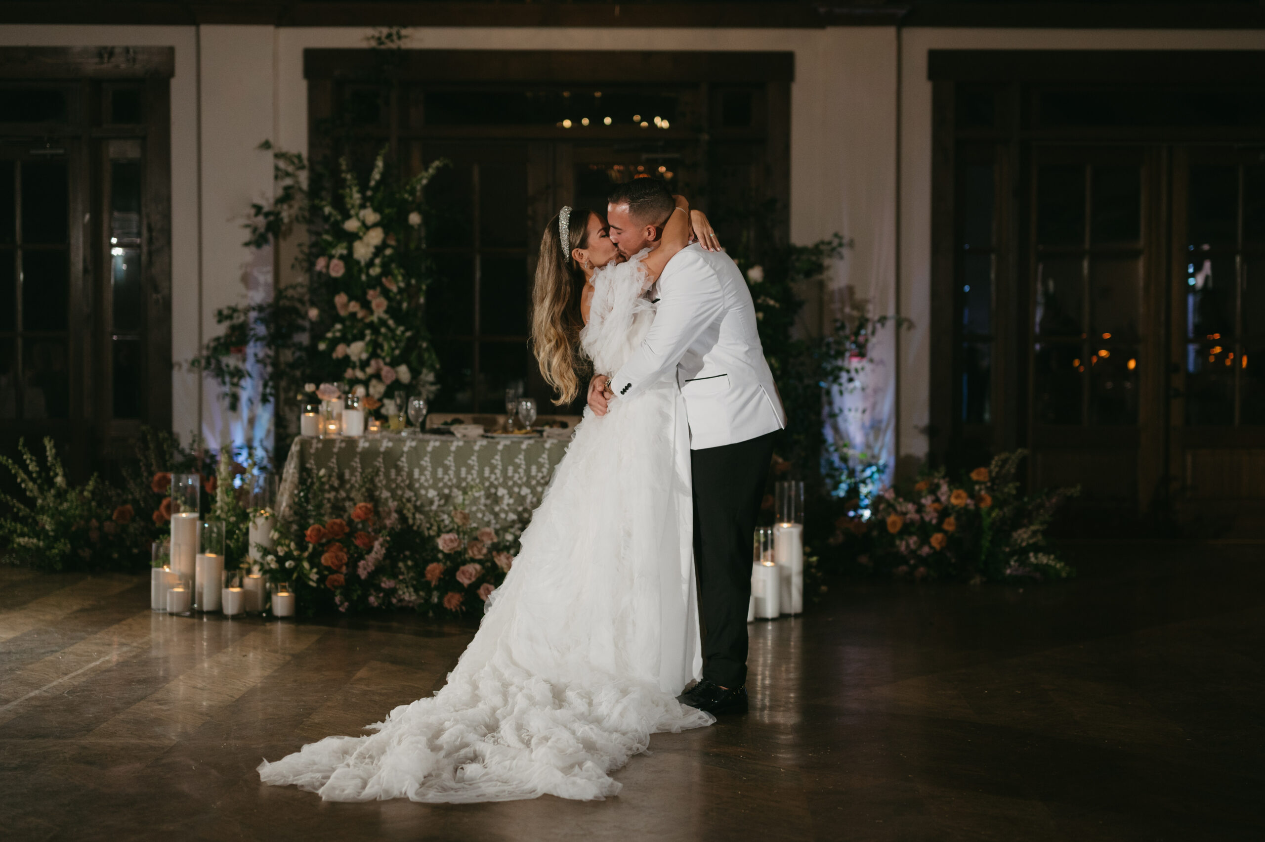 Indoor wedding first dance at Foxhall Resort | Megan Kuhn Photography